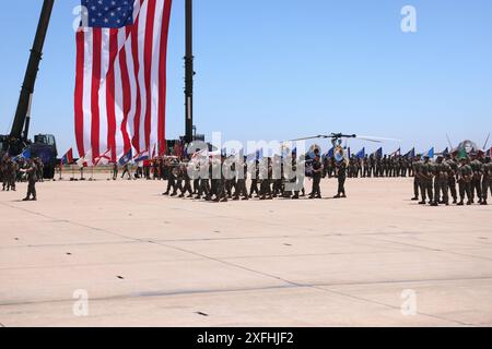 I Marines degli Stati Uniti con la 3rd Marine Aircraft Wing Band e la 3rd MAW sono in formazione durante la cerimonia del cambio di comando della 3rd MAW presso la Marine Corps Air Station Miramar, California, 2 luglio 2024. La cerimonia del cambio di comando significa la transizione verso una nuova leadership e una continuazione della costante preparazione dell'unità a combattere e vincere. La missione del 3rd MAW è quella di fornire forze di aviazione di spedizione pronte al combattimento, in grado di avere un preavviso breve e impiego a livello mondiale in risposta ai compiti dei comandanti regionali, dei comandanti componenti e dei comandanti della Task Force aeronautica marina. (Stati Uniti Mar Foto Stock