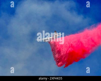 Oroville, California, Stati Uniti. 3 luglio 2024. Martedì 2 luglio 2024, un aereo antincendio getta il ritardante di fuoco su un incendio di vegetazione che brucia al largo di Cherokee Road e del Thompson Flat Cemetery di Oroville. Circa 28.000 residenti sono stati costretti ad evacuare a causa dell'incendio di Thompson che si è rapidamente diffuso su più di 3.000 acri vicino alla città di Oroville, a circa un'ora fuori Sacramento. (Immagine di credito: © Cal Fire Butte Unit/ZUMA Press Wire) SOLO PER USO EDITORIALE! Non per USO commerciale! Foto Stock