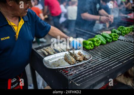 Sardine tradizionali alla griglia durante la Festa di San Giovanni di Porto (Festa de São João do Porto ) durante la mezzanotte, la notte del 23 giugno (vigilia di San Giovanni), nella città di Porto, Portogallo Foto Stock