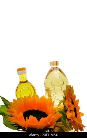 Olio di girasole in bottiglie isolate su sfondo bianco. Olio per insalate e frittura. Bottiglie di olio e girasoli in fiore. Olio di girasole naturale biologico dell'azienda agricola Foto Stock