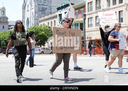 Harrisburg, Stati Uniti. 3 luglio 2024. I manifestanti tengono dei cartelli mentre marciano su State Street fino al Campidoglio della Pennsylvania ad Harrisburg, Pa. Il 3 luglio 2024. La manifestazione Stop the Violence è stata in risposta ai recenti omicidi della polizia di Harrisburg. (Foto di Paul Weaver/Sipa USA) credito: SIPA USA/Alamy Live News Foto Stock
