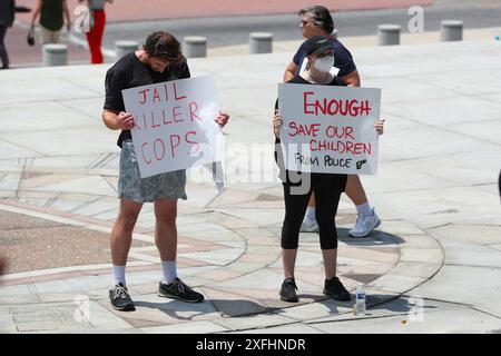 Harrisburg, Stati Uniti. 3 luglio 2024. I manifestanti tengono dei segni durante la manifestazione Stop the Violence al Campidoglio della Pennsylvania ad Harrisburg, Pa. Il 3 luglio 2024. La protesta è stata in risposta alle recenti sparatorie e uccisioni da parte della polizia di Harrisburg. (Foto di Paul Weaver/Sipa USA) credito: SIPA USA/Alamy Live News Foto Stock