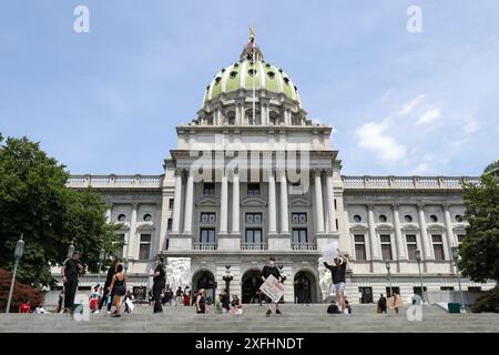 Harrisburg, Stati Uniti. 3 luglio 2024. I manifestanti si riuniscono sui gradini del Campidoglio della Pennsylvania durante la manifestazione Stop the Violence ad Harrisburg, Pa. Il 3 luglio 2024. La protesta è stata in risposta alle recenti sparatorie e uccisioni da parte della polizia di Harrisburg. (Foto di Paul Weaver/Sipa USA) credito: SIPA USA/Alamy Live News Foto Stock
