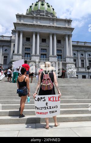 Harrisburg, Stati Uniti. 3 luglio 2024. I manifestanti tengono dei segni durante la manifestazione Stop the Violence al Campidoglio della Pennsylvania ad Harrisburg, Pa. Il 3 luglio 2024. La protesta è stata in risposta alle recenti sparatorie e uccisioni da parte della polizia di Harrisburg. (Foto di Paul Weaver/Sipa USA) credito: SIPA USA/Alamy Live News Foto Stock