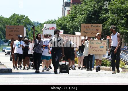 Harrisburg, Stati Uniti. 3 luglio 2024. I manifestanti tengono dei cartelli mentre marciano su State Street fino al Campidoglio della Pennsylvania ad Harrisburg, Pa. Il 3 luglio 2024. I manifestanti stavano rispondendo ai recenti omicidi della polizia di Harrisburg. (Foto di Paul Weaver/Sipa USA) credito: SIPA USA/Alamy Live News Foto Stock