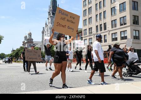 Harrisburg, Stati Uniti. 3 luglio 2024. I manifestanti tengono dei cartelli mentre marciano su State Street fino al Campidoglio della Pennsylvania ad Harrisburg, Pa. Il 3 luglio 2024. I manifestanti stavano rispondendo ai recenti omicidi della polizia di Harrisburg. (Foto di Paul Weaver/Sipa USA) credito: SIPA USA/Alamy Live News Foto Stock