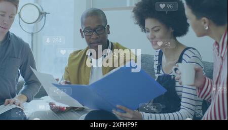 Immagine di barre di notifica su diversi colleghi che condividono idee in ufficio Foto Stock