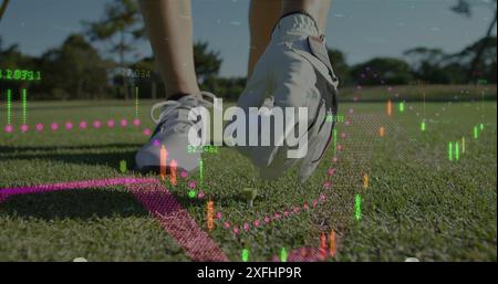 Immagine di grafici e numeri sulla sezione bassa di donna caucasica che posiziona la palla da golf sul tee Foto Stock