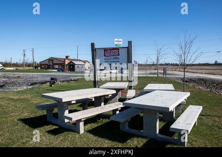 Area picnic con resti carbonizzati presso lo stabilimento Covered Bridge Potato Chip di Alwright Court ad Hartland, New Brunswick, Canada Foto Stock