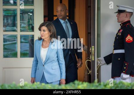 Washington, Stati Uniti. 3 luglio 2024. Il governatore Kathy Hochul, New York e il governatore Wes Moore, Maryland, escono dall'ufficio ovale dopo aver incontrato il presidente degli Stati Uniti Joe Biden sulla campagna in corso alla Casa Bianca di Washington, DC mercoledì 3 luglio 2024. Foto di Ken Cedeno/UPI credito: UPI/Alamy Live News Foto Stock