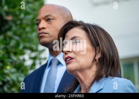 Washington, Stati Uniti. 3 luglio 2024. Il governatore Kathy Hochul, New York, affiancato dal governatore Wes Moore, Maryland, parla ai giornalisti dopo un incontro con il presidente degli Stati Uniti Joe Biden sull'attuale campagna alla Casa Bianca di Washington, DC, mercoledì 3 luglio 2024. Foto di Ken Cedeno/UPI credito: UPI/Alamy Live News Foto Stock