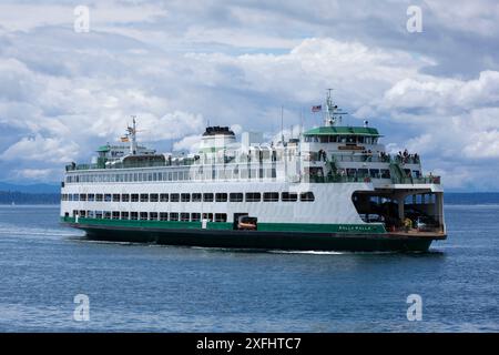 Il M/V Walla Walla attraversa Elliott Bay sulla strada per Seattle da Bainbridge Island, Washington. Foto Stock