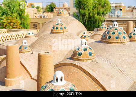 Splendida vista delle cupole con vetri convessi sul tetto panoramico del Sultan Amir Ahmad Bathhouse nel Kashan, Iran. Tradizionale bagno pubblico iraniano. Foto Stock