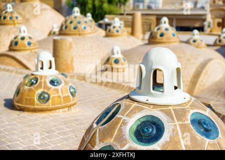 Splendida vista delle cupole con vetri convessi sul tetto panoramico del Sultan Amir Ahmad Bathhouse nel Kashan, Iran. Tradizionale bagno pubblico iraniano. Foto Stock