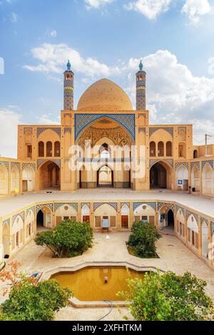 Splendida vista della Moschea di Agha Bozorg sullo sfondo blu del cielo a Kashan, Iran. Splendida architettura islamica. Foto Stock