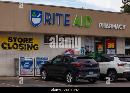 Harrison Twp., Michigan - i cartelli annunciano la chiusura di una farmacia Rite Aid. Dopo aver presentato domanda per la protezione fallimentare del capitolo 11 nell'ottobre 2023, Rite Foto Stock