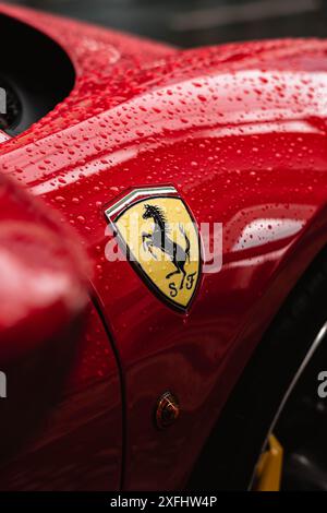 Rosso corsa parafango rosso Ferrari badge scuderia ferrari, gocce di pioggia, auto esotica italiana Foto Stock