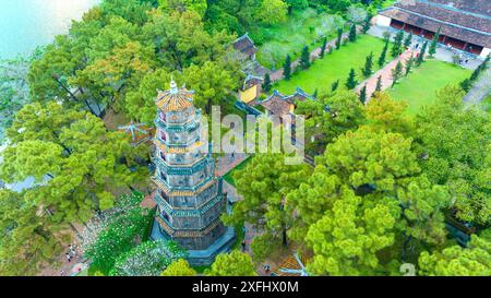 La vista aerea della Pagoda Thien Mu è una delle antiche pagoda della città di Hue. Si trova sulle rive del fiume Perfume nella storica città del Vietnam Foto Stock
