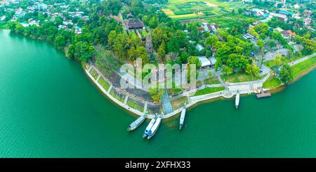 La vista aerea della Pagoda Thien Mu è una delle antiche pagoda della città di Hue. Si trova sulle rive del fiume Perfume nella storica città del Vietnam Foto Stock