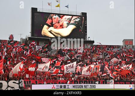 Saitama, Giappone. 30 giugno 2024. I tifosi degli Urawa Reds tifanno il tifo prima della partita di J1 League 2024 tra gli Urawa Red Diamonds 3-0 Jubilo Iwata al Saitama Stadium 2002 di Saitama, Giappone, 30 giugno 2024. Crediti: AFLO/Alamy Live News Foto Stock