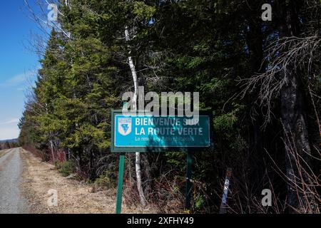 Benvenuto al cartello verde della pista ciclabile in francese sul sentiero Trans Canada a Degelis, Quebec, Canada Foto Stock