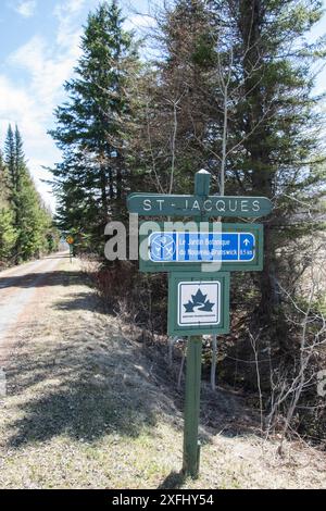 Insegna di St. Jacques sul sentiero Trans Canada al confine tra Quebec e nuovo Brunswick a Degelis, Quebec, Canada Foto Stock