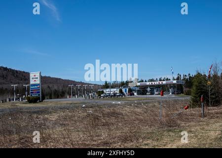 Stazione di servizio Irving Oil Big Stop sull'autostrada 85 al confine tra Quebec e nuovo Brunswick a Degelis, Quebec, Canada Foto Stock