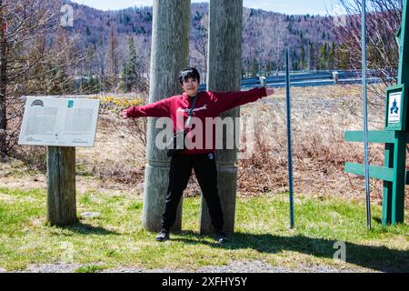 A cavallo del confine provinciale tra New Brunswick e Quebec sul sentiero Trans Canada a Edmunston nel nuovo Brunswick e Degelis nel Quebec, Canada Foto Stock