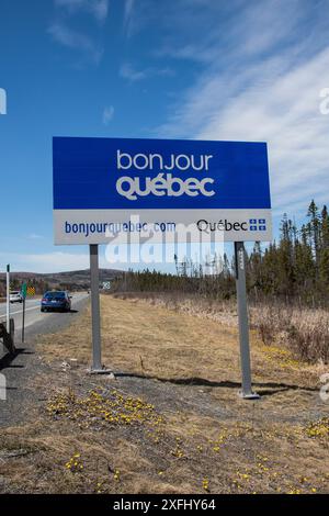 Insegna per Bonjour Quebec sull'Autoroute 85 al confine tra Quebec e nuovo Brunswick a Degelis, Quebec, Canada Foto Stock