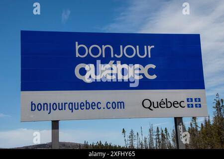 Insegna per Bonjour Quebec sull'Autoroute 85 al confine tra Quebec e nuovo Brunswick a Degelis, Quebec, Canada Foto Stock