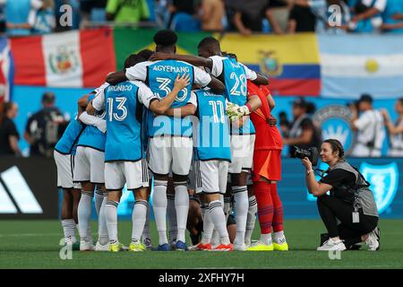 Charlotte, North Carolina, Stati Uniti. 3 luglio 2024. Compagni di squadra del Charlotte FC visti nell'huddle prima del match Charlotte FC vs Inter Miami CF MLS al Bank of America Stadium di Charlotte, NC, il 3 luglio 2024. (Immagine di credito: © Cory Knowlton/ZUMA Press Wire) SOLO PER USO EDITORIALE! Non per USO commerciale! Foto Stock