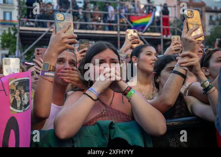 Madrid, Spagna. 3 luglio 2024. Un gruppo di ragazze piange con emozione durante la celebrazione della proclamazione del Madrid Pride 2024 (MADO 2024), in Plaza de Pedro Zerolo. Questo pomeriggio si è svolta la proclamazione delle festività dell'orgoglio 2024 in piazza Pedro Zerolo a Madrid. La lettura del manifesto è stata effettuata dai concorrenti di Operación Triunfo 2023, Martín, Juanjo, chiara e Violeta Credit: SOPA Images Limited/Alamy Live News Foto Stock