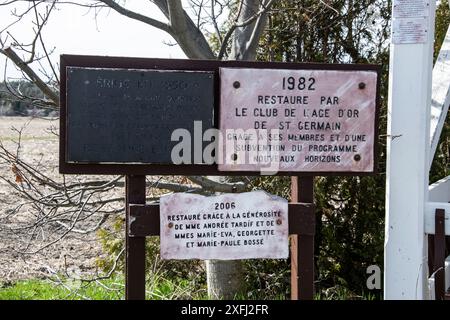 Segui le indicazioni per il monumento commemorativo sul QC 132 a Saint-Germain, Quebec, Canada Foto Stock