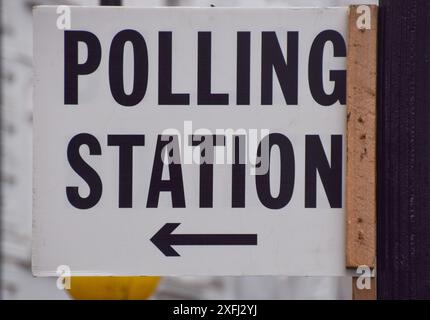 Londra, Inghilterra, Regno Unito. 3 luglio 2024. Una stazione di polling firma nel centro di Londra prima delle elezioni del Regno Unito che si svolgeranno il 4 luglio. (Credit Image: © Vuk Valcic/ZUMA Press Wire) SOLO PER USO EDITORIALE! Non per USO commerciale! Foto Stock