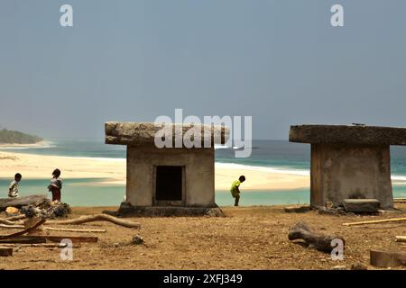 Tombe megalitiche sulla spiaggia nel villaggio tradizionale di Ratenggaro nel sud-ovest di Sumba, Nusa Tenggara orientale, Indonesia. Foto Stock