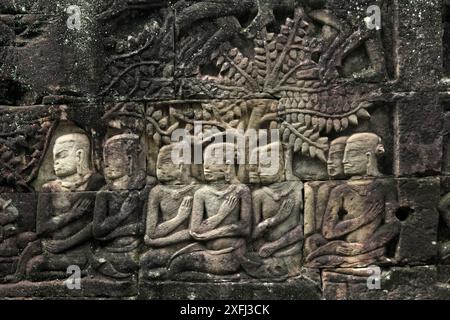 Bassorilievi a Prasat Bayon (tempio di Bayon), Angkor Thom, a Siem Reap, Cambogia. Foto Stock