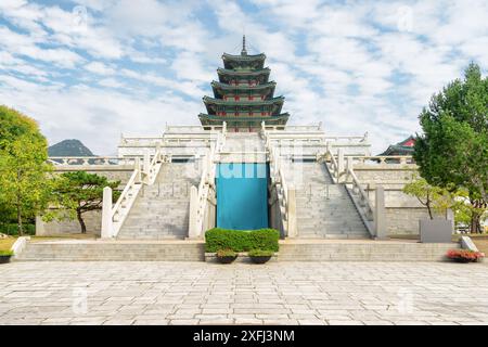 Torre panoramica del Museo Nazionale del Folklore della Corea sullo sfondo blu del cielo a Seoul. Splendido edificio di tradizionale architettura coreana. Foto Stock