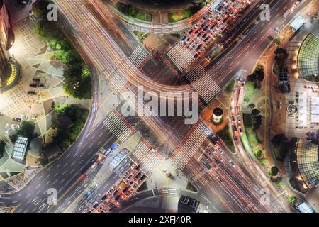 Vista aerea notturna dell'incrocio stradale nel centro di Seoul, in Corea del Sud. Auto e autobus colorati per le strade di sera. Traffico cittadino notturno. Foto Stock