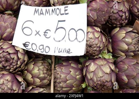 Grandi carciofi, mercato di Fidenza, Emilia Romagna, Italia. Carciofi belli e freschi. Foto Stock