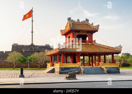 Splendida vista del Padiglione Phu Van Lau (Padiglione degli editti) di fronte alla Torre della bandiera della Cittadella di Hue, Vietnam. Foto Stock