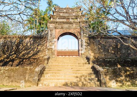 Vista panoramica della porta di Hoang Trach Mon presso la Tomba di Minh Mang a Hue, Vietnam. Hue è una popolare destinazione turistica dell'Asia. Foto Stock