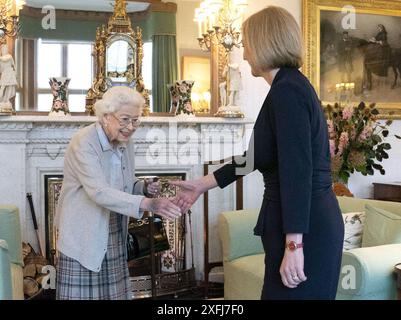 Foto del file del 06/09/22 della regina Elisabetta II che accoglie Liz Truss durante un'udienza a Balmoral, Scozia, dove ha invitato il neo-eletto leader del partito conservatore a diventare primo ministro e formare un nuovo governo. È dovere del re, come capo di Stato, nominare un primo ministro. Charles è pronto ad invitare il leader del partito con una maggioranza complessiva di seggi comuni a formare un governo in un'udienza del Palazzo il venerdì. Data di pubblicazione: Giovedì 4 luglio 2024. Foto Stock