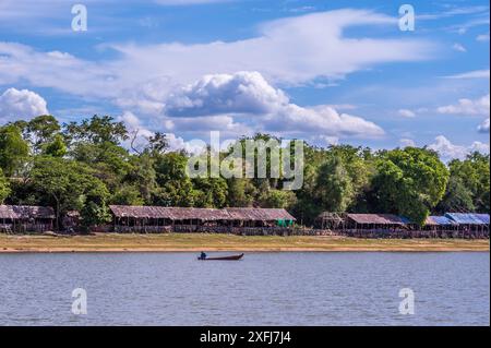 Capanne con tetto in paglia e pescatore sul lago artificiale di West Baray. Parco archeologico di Angkor, provincia di Siem Reap, Cambogia, Indocina. © Kraig Lieb Foto Stock