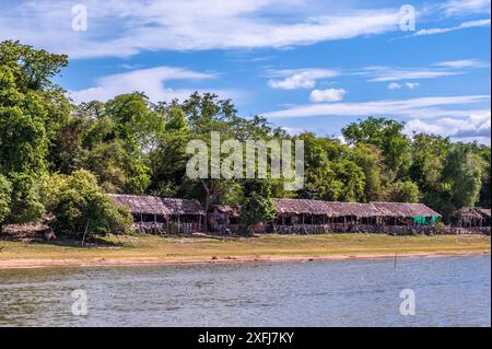 Capanne con tetto di paglia sul lago artificiale di West Baray. Parco archeologico di Angkor, provincia di Siem Reap, Cambogia, Indocina. © Kraig Lieb Foto Stock