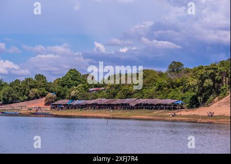 Capanne con tetto di paglia utilizzate come ristoranti nel West Baray Reservoir. Parco archeologico di Angkor, provincia di Siem Reap, Cambogia, Indocina. © Kraig Lieb Foto Stock