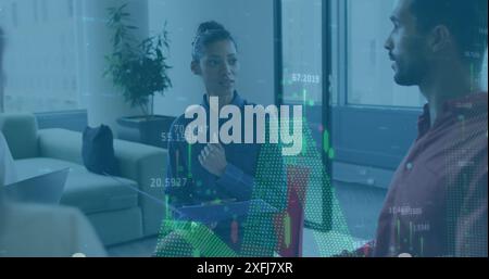 Immagine di grafici con numeri su diverse collaboratrici di briefing in ufficio Foto Stock