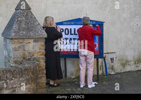 Bridport, Dorset, Regno Unito. 4 luglio 2024. Elezioni generali nel Regno Unito: Il segnale del posto elettorale viene eretto fuori dalla Chiesa Unita a Bridport nel Dorset. Crediti fotografici: Graham Hunt/Alamy Live News Foto Stock