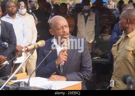 Kananga, Repubblica democratica del Congo (RDC). 3 luglio 2024. Alexis Gisaro Muvuni, ministro di Stato per le infrastrutture e i lavori pubblici della Repubblica Democratica del Congo, interviene alla cerimonia inaugurale per il progetto di riabilitazione e modernizzazione di una strada provinciale a Kananga, Repubblica Democratica del Congo (RDC), il 3 luglio 2024. Mercoledì a Kananga, capitale della provincia centrale del Kasai, si è tenuta una cerimonia rivoluzionaria per il progetto di riabilitazione e modernizzazione di una strada provinciale nella RDC. Crediti: Shi Yu/Xinhua/Alamy Live News Foto Stock