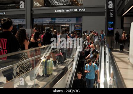 New York, Stati Uniti. 3 luglio 2024. La gente scende una scala mobile nella sala dei treni di Moynihan alla Penn Station. Il 3 luglio, un giorno prima delle vacanze del 4 luglio, molti viaggiatori a New York si dirigono verso i centri di trasporto. La quantità di viaggiatori durante questa settimana di vacanza ha causato la congestione nelle stazioni ferroviarie e degli autobus. (Foto di Jimin Kim/SOPA Images/Sipa USA) credito: SIPA USA/Alamy Live News Foto Stock