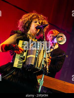 Milano, Italia. 2 luglio 2024. Canadian Indie Rock Band Arcade Fire si esibiscono dal vivo alla Fiera Milano Live a Milano, Italia il 2 luglio 2024 (foto di Maria Laura Arturi/NurPhoto)0 crediti: NurPhoto SRL/Alamy Live News Foto Stock